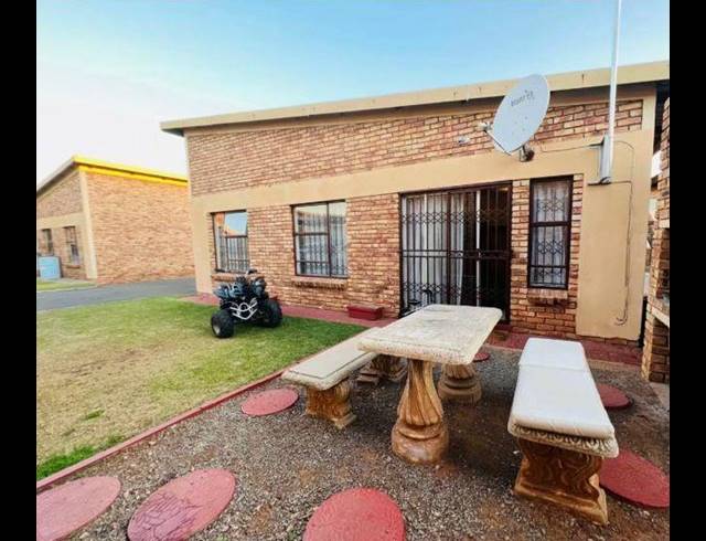 3 BEDROOM TOWNHOUSE FOR SALE IN BONANNE